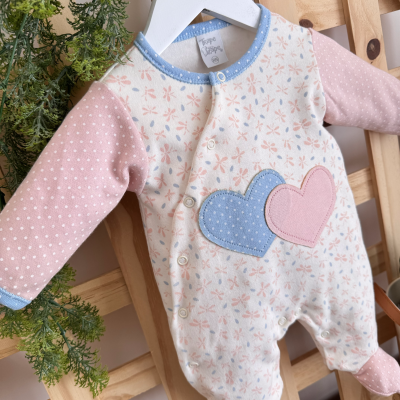 Macacão Trape Zape - Dois corações com Poá e Floral - Azul e Rosa Macacão Trape Zape - Dois corações com Poá e Floral - Azul e Rosa